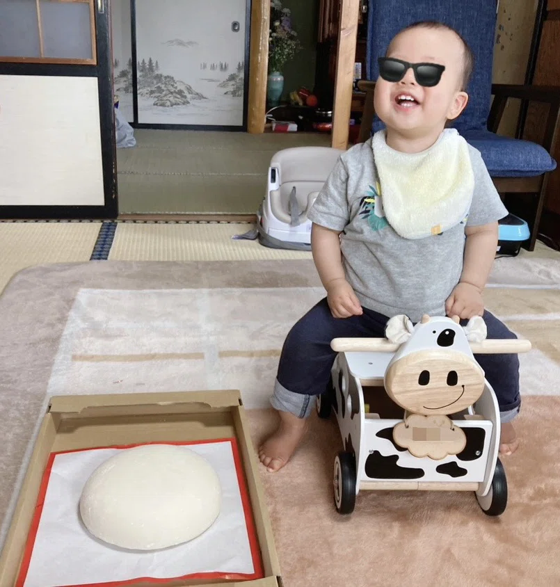 おもちゃの車に乗る赤ちゃんの画像