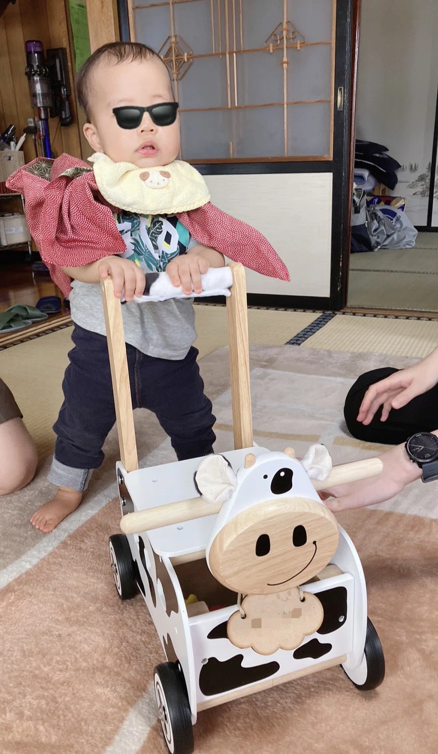 風呂敷をつけた赤ちゃんの画像