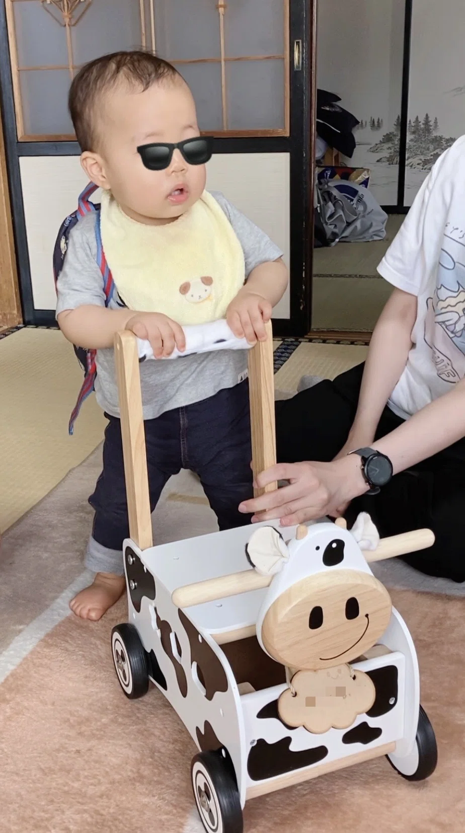 リュックを背負った赤ちゃんの画像