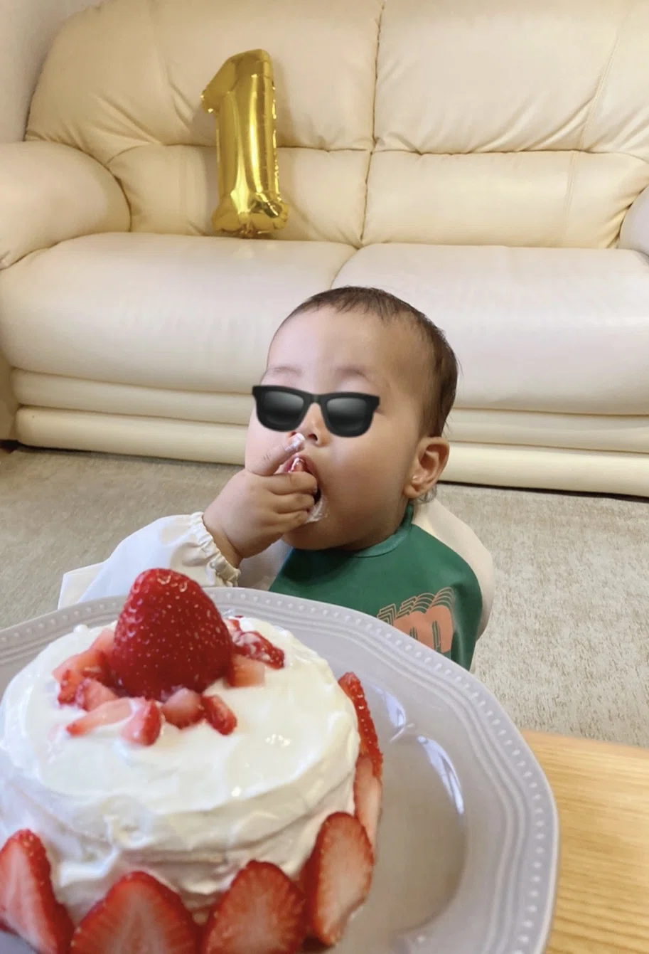ケーキを食べる赤ちゃんの画像