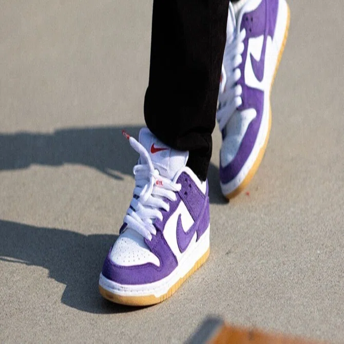 スケートボード NikeSB Dunk Low AprilのNIKE SB DUNK LOWと路上で美しく進化するスケートボード