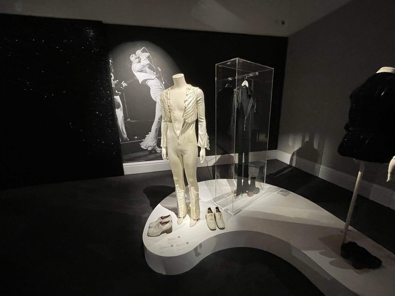 Sotheby's サザビーズ　フレディマーキュリー　カタログ サザビーズ 2023年夏号：「Bohemian Collector」記事翻訳