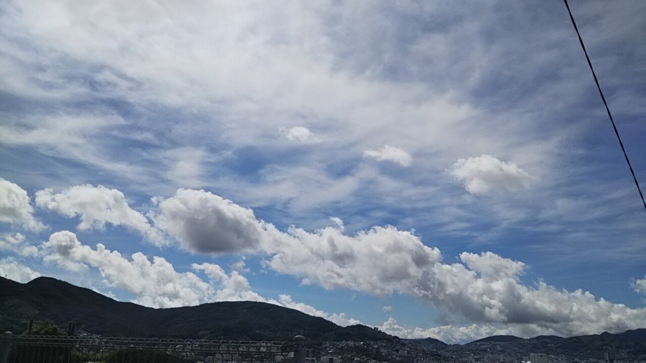 母の四十九日と両親の初盆を無事終えて、慌ただしい日常生活に戻った。時折浮かぶ思い出の数々が、宙に舞い踊っている。薄れゆく記憶をただひとりで