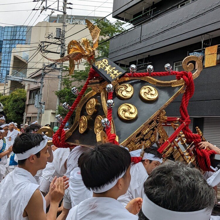 https://j-matsuri.com/susanoo_syoubu/
神輿を激しく振り、夏の疫病をはらい落とす。宿場町千住の初夏のお祭り。
江戸時代から続く花菖蒲の名所。200種類の花菖蒲が咲き誇る。
#素盞雄神社天王祭
#東京都
#荒川区 
#5月
#6月 
#まつりとりっぷ #日本の祭 #japanese_festival #祭 #祭り #まつり #祭礼 #festival #旅 #travel #Journey #trip #japan #ニッポン #日本 #祭り好き #お祭り男
