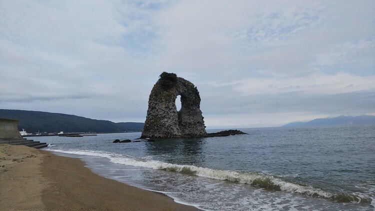 島の名所 鍋釣岩です。