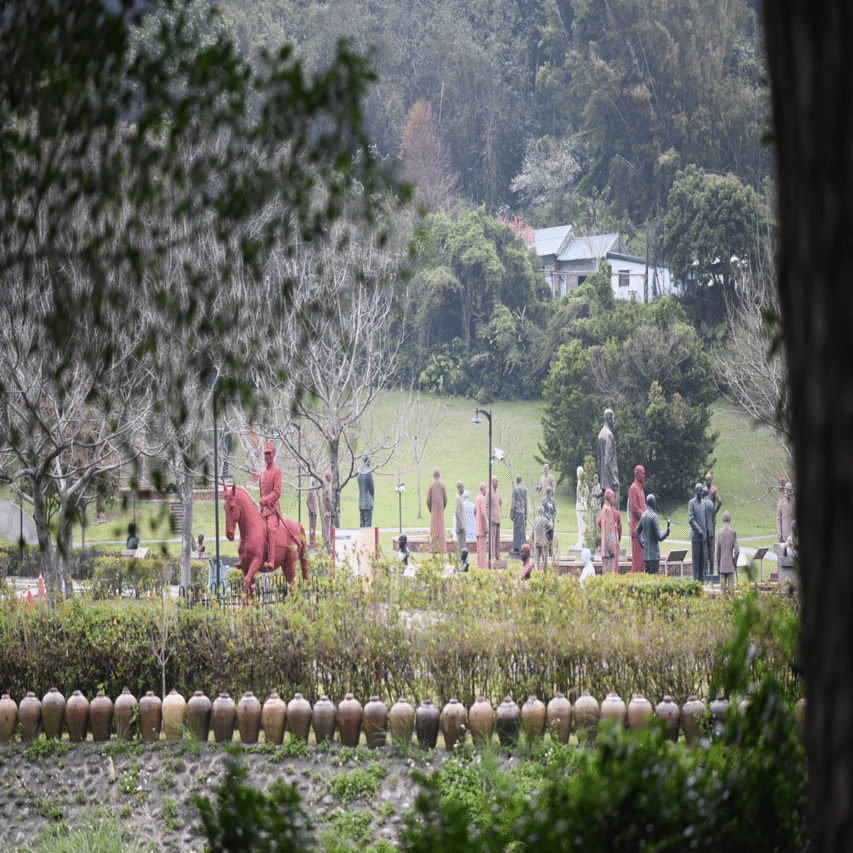 台湾 旅の記録】彫像300体！ モヤモヤ珍百景「蒋介石の墓場」｜台湾