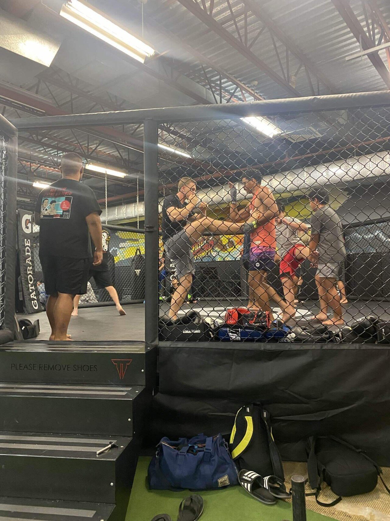 Guamの格闘技ジム行ったらマリーンの方々ばかりでマジデカすぎる…足から木が生えてるような…とにかくデカい。そして太い…そこで練習する50の僕