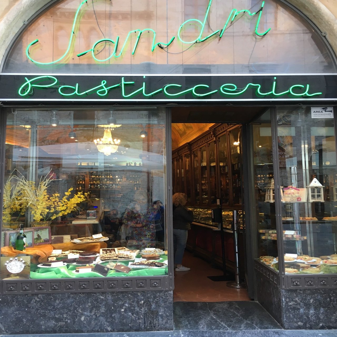 1860年創業 ペルージャの老舗カフェ：サンドリ（Pasticceria Sandri dal 1860）｜Nao Masunaga, image size:1280x1706