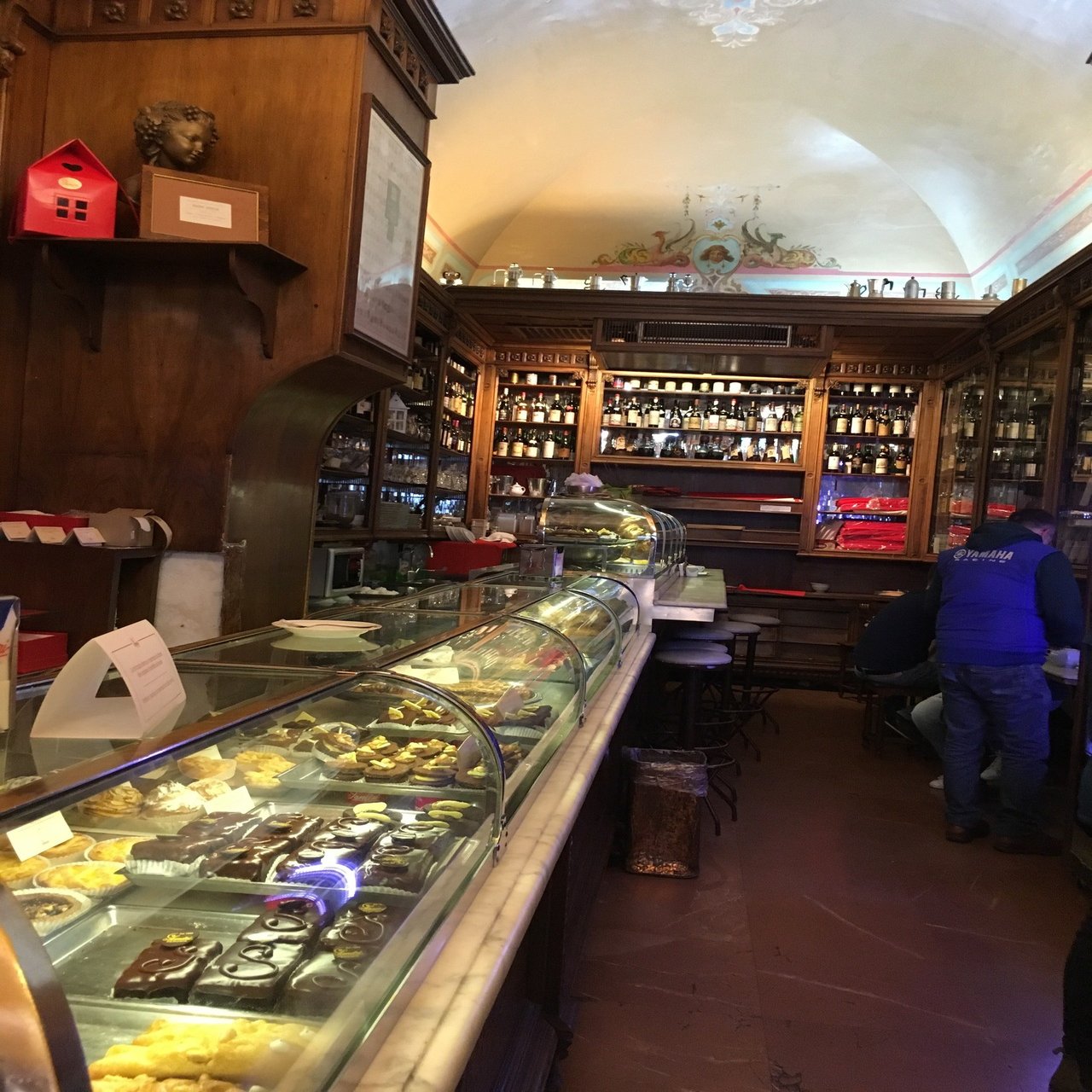 La nuova vetrina della Pasticceria Sandri è un viaggio nella storia di  Perugia: un omaggio al Palazzo Gallenga, sede dell'Università per Stranieri  e luogo dove nel 1937 nacque la Sagra Musicale Umbra,, image size:1280x1707