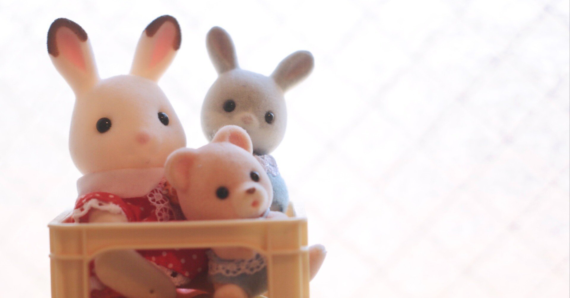 シルバニアファミリーと窓辺で遊ぶ【オールドレンズ日記】｜ライターの