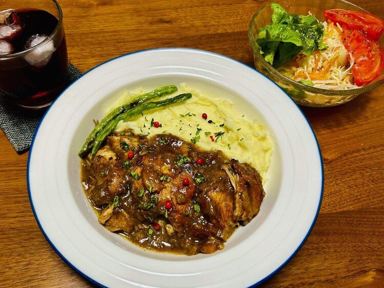 久々にコック・オー・ヴァン作りました。赤ワインでマリネした鶏むね肉を削ぎ切りにしてみた。塊のまま煮込むより美味しいかも。何はともあれこの料理好きだわ。マッシュポテトと合う合う。翌日のお昼はコックオーヴァン弁当でした。