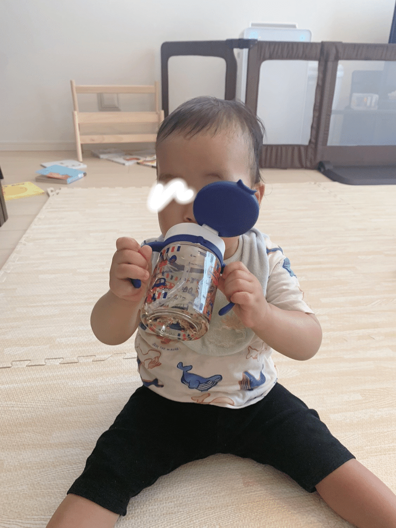 ジュースを飲む赤ちゃんの画像