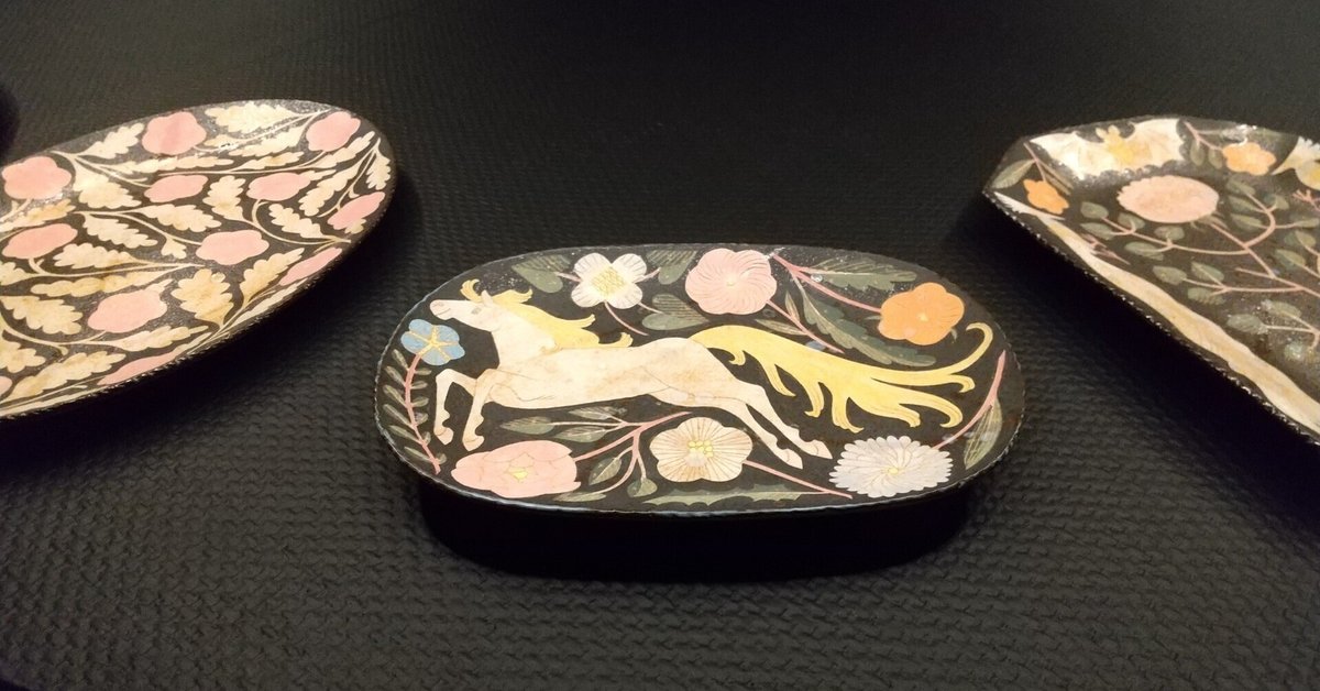 蛇と花の装飾 陶器の皿 鹿児島睦