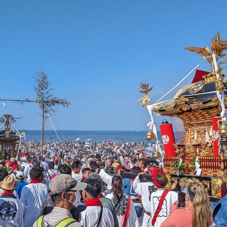 https://j-matsuri.com/hamaorisai/
サザンビーチに並ぶ約40基の神輿。「どっこい、どっこい」の掛け声勇ましく、茅ヶ崎の神輿が「禊（みそぎ）」をする。
#神奈川県
#茅ヶ崎市
#7月
#まつりとりっぷ #日本の祭 #japanese_festival #祭 #祭り #まつり #祭礼 #festival #旅 #travel #Journey #trip #japan #ニッポン #日本 #祭り好き #お祭り男 #祭り好きな人と繋がりたい #日本文化 #伝統文化 #伝統芸能