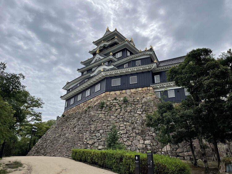 リニューアルした岡山城へ初潜入(^-^) 別名烏城で黒いのが名前の所以です(^o^)