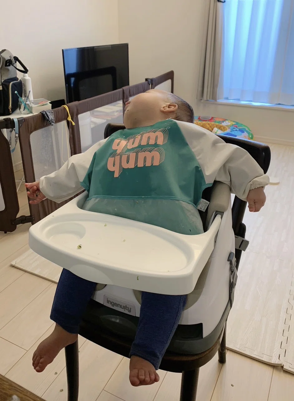 赤ちゃんが体を逸らす画像
