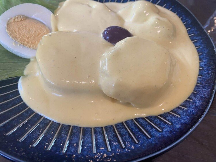 群馬県伊勢崎市にあるペルーレストラン「エルケーロ」へ。ずっと気になっていたジャガイモのチーズがけを食す。見た目ほどこってりじゃなかった！他にも、セヴィーチェ、ビフテク注文。おなかいっぱい〜。