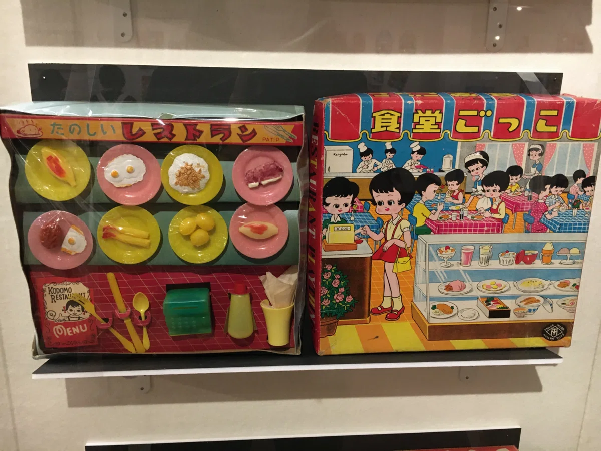 泣いている幼い私を抱きしめた－弥生美術館「いとしのレトロ玩具