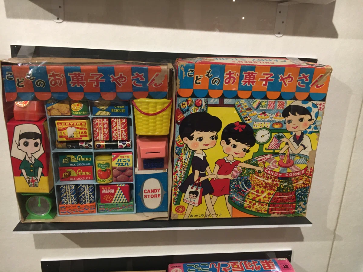 泣いている幼い私を抱きしめた－弥生美術館「いとしのレトロ玩具