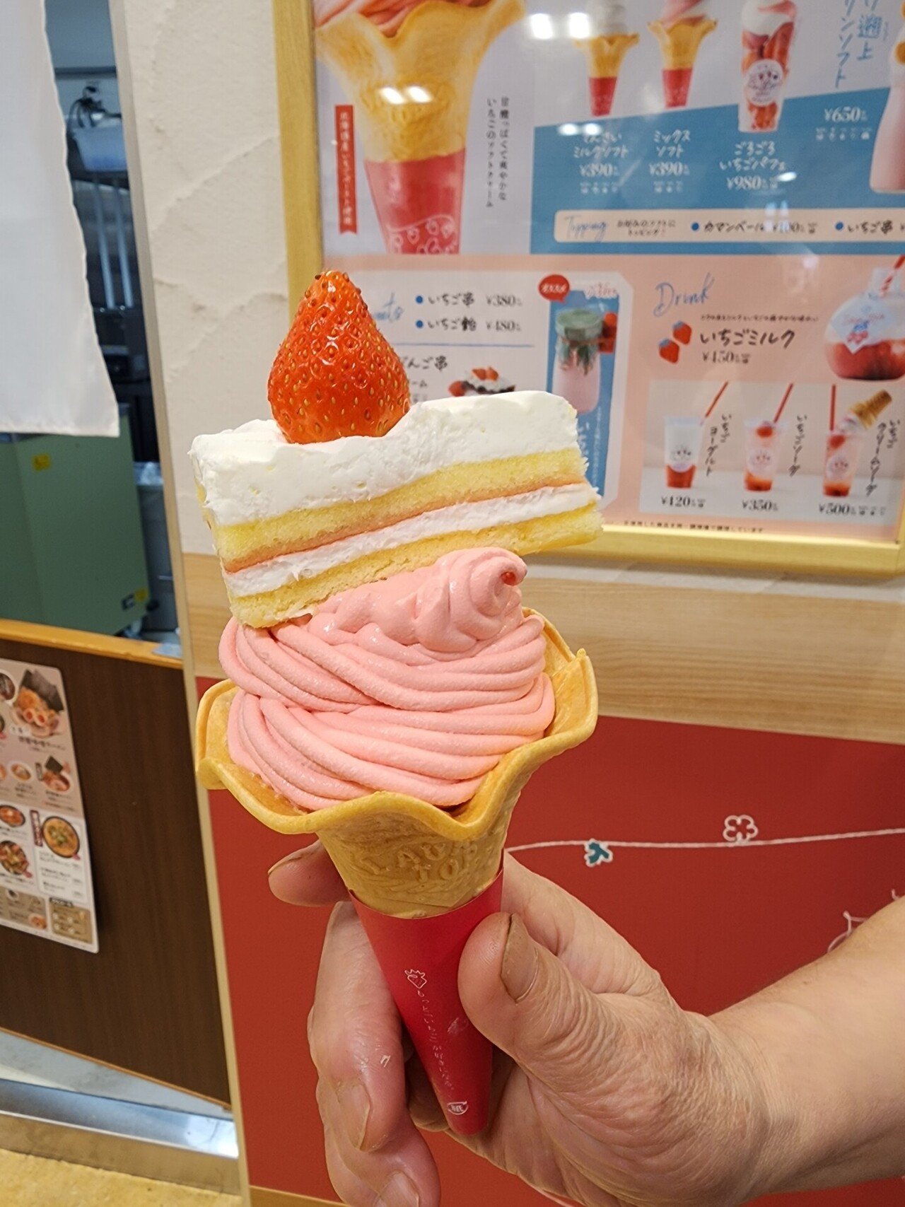 く*む様 【かわいい！】ロータリーヒロ　イースね　ソフトクリーム　ショートケーキ 道の駅で食べたソフトクリーム。 ショートケーキが乗っかっている