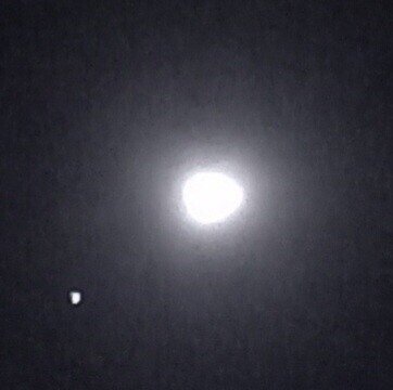 虧月(きげつ) 見ゆ 足並みそろえ 夏がゆく 「虧月(きげつ) 」とは、欠けていく月のことで、満ちてゆく月のことは「盈月(えいげつ)」と言い