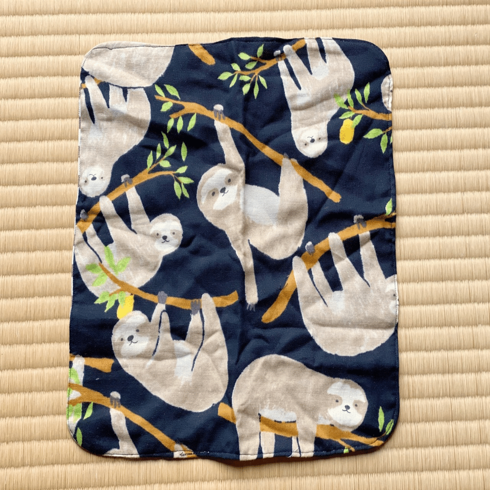 ガーゼハンカチ・ハンドメイド 裁縫録0053】 ナマケモノのガーゼハンカチ｜さざなみあやめ