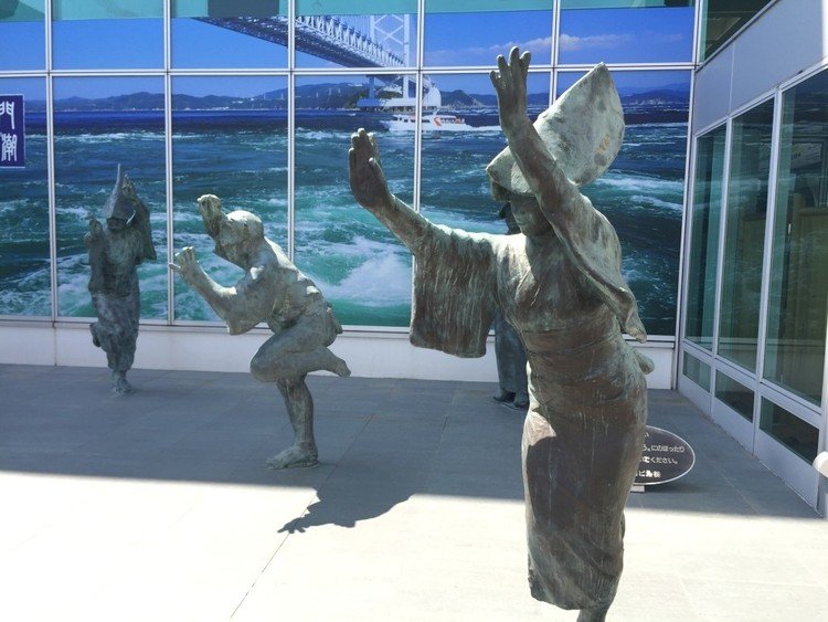 徳島阿波おどり空港。その名が付くだけあって、空港ビル前で、踊らにゃソン、ソンとばかりに踊り子像が出迎えてくれる。