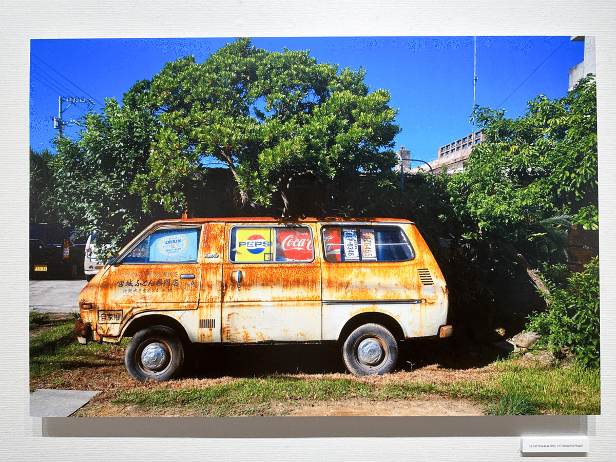 モノクロの陰影とカラーの色彩のコントラストを楽しむ2つの写真展