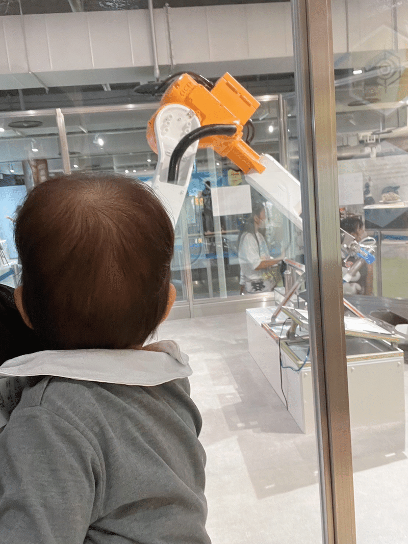 赤ちゃんがロボットを見る画像