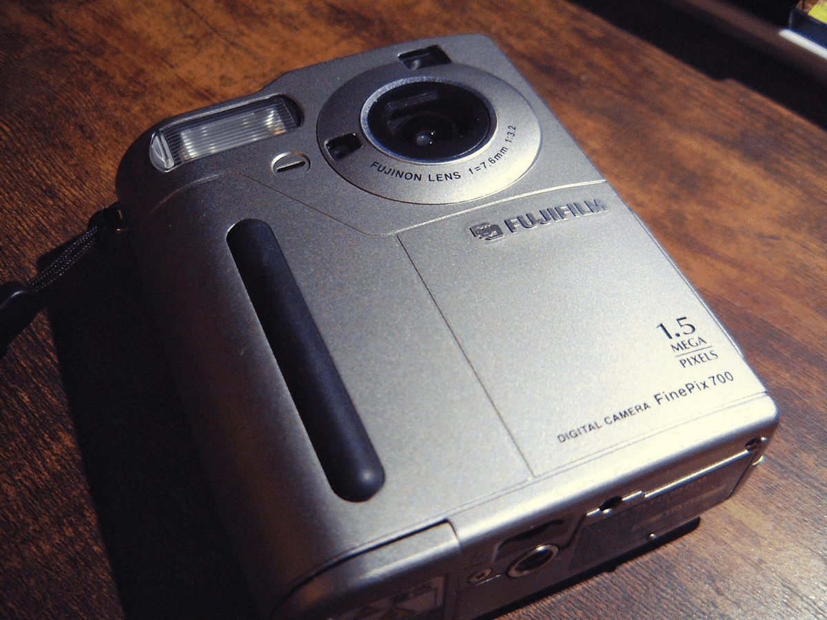 FUJIFILM デジタルカメラ FinePix 700 FinePix 700|元田中マロ