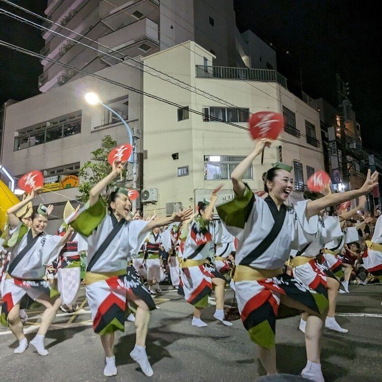 https://j-matsuri.com/kouenji_awaodori/
商店街の賑わい作りから始まった高円寺の夏の風物詩。110の連、9000人の踊り手が練り踊る。
#東京高円寺阿波おどり
#東京都
#杉並区
#8月 
#まつりとりっぷ #日本の祭 #japanese_festival #祭 #祭り #まつり #祭礼 #festival #旅 #travel #Journey #trip #japan #ニッポン #日本 #祭り好き #お祭り男 #祭り好きな人と繋がりたい #日本文化 #伝統文化 