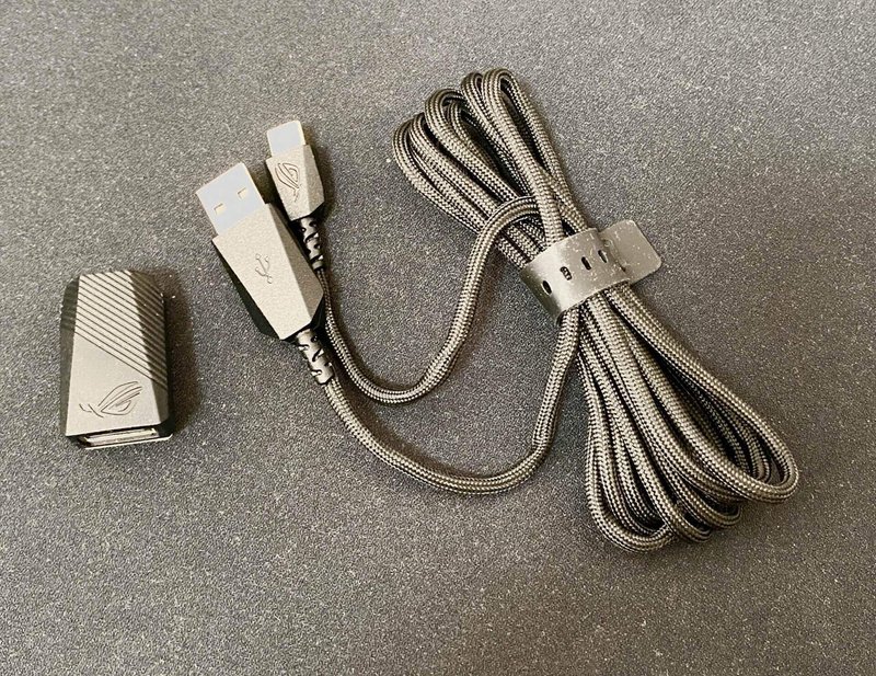 USB Type-Cケーブルとアダプター
