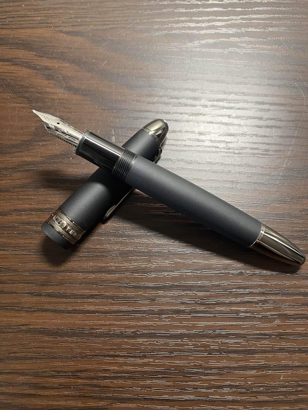 ブラックカラーの筆記具を｜にー