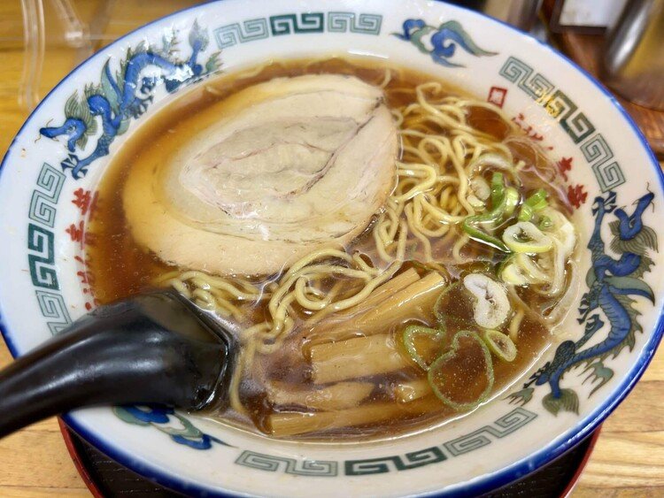 旭川らぅめん青葉の醤油ラーメン！昔ながらの味で、濃いめのスープが美味しかったです🍲あっさりしてそうで実はこってりさもある。