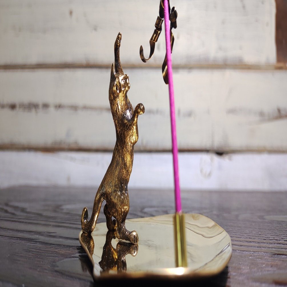 煙にじゃれる猫のお香立て(じゃらしのお香消し付)｜執筆 山猫堂