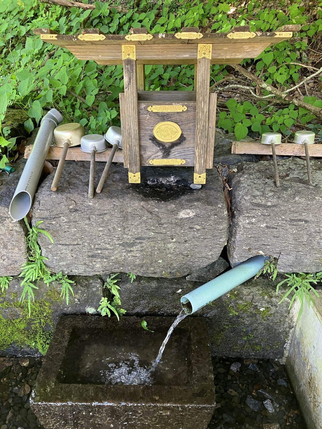☺︎大工お手製鳥居 ＆ 龍使いの五行水☆ 相槌神社(京都府八幡市) 鳥居・社殿の横の名水・山の井戸水を使い 名刀