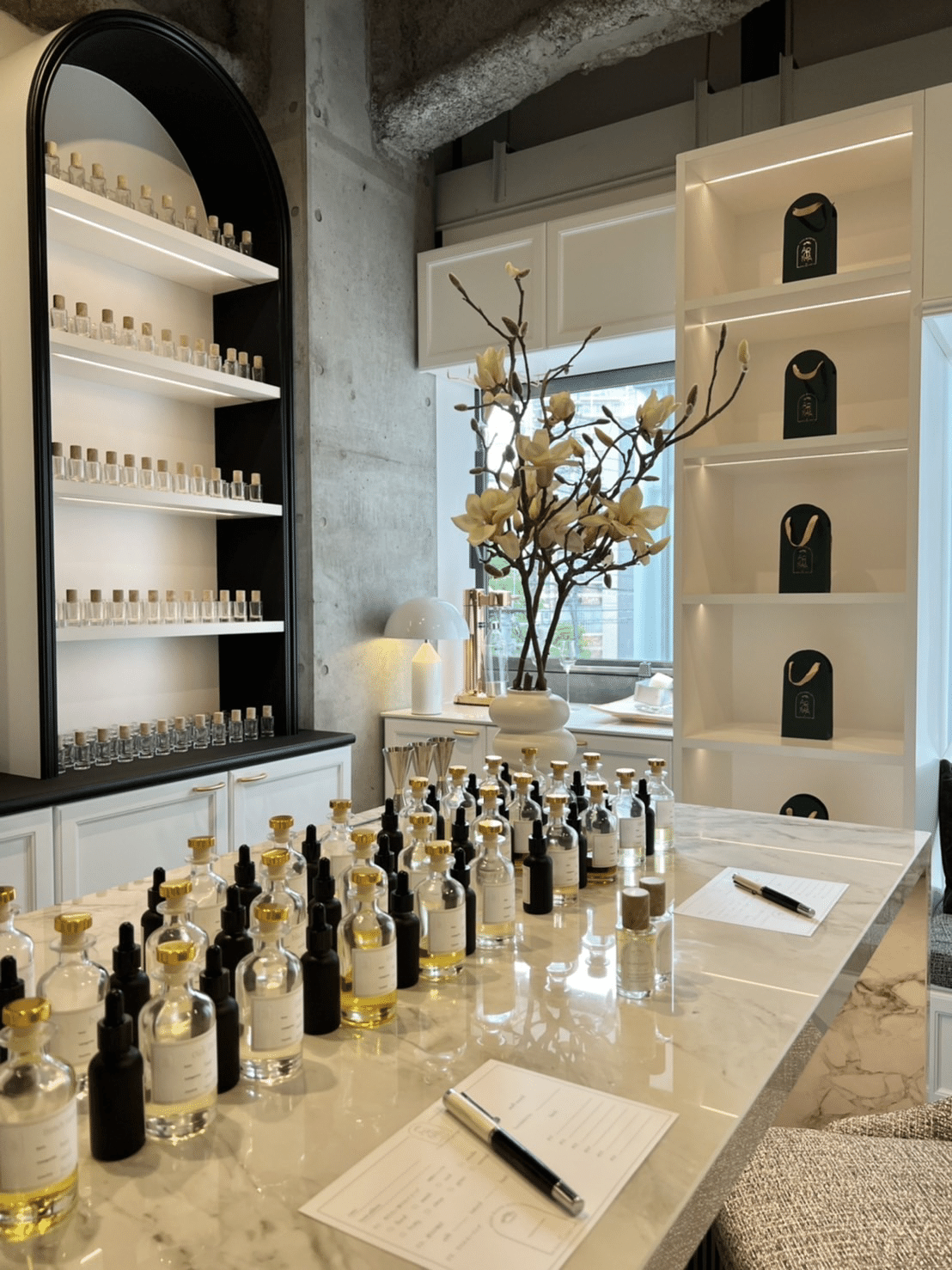 堀未央奈さんとのコラボ香水が完成するまでのお話。｜AROMABLENDBAR