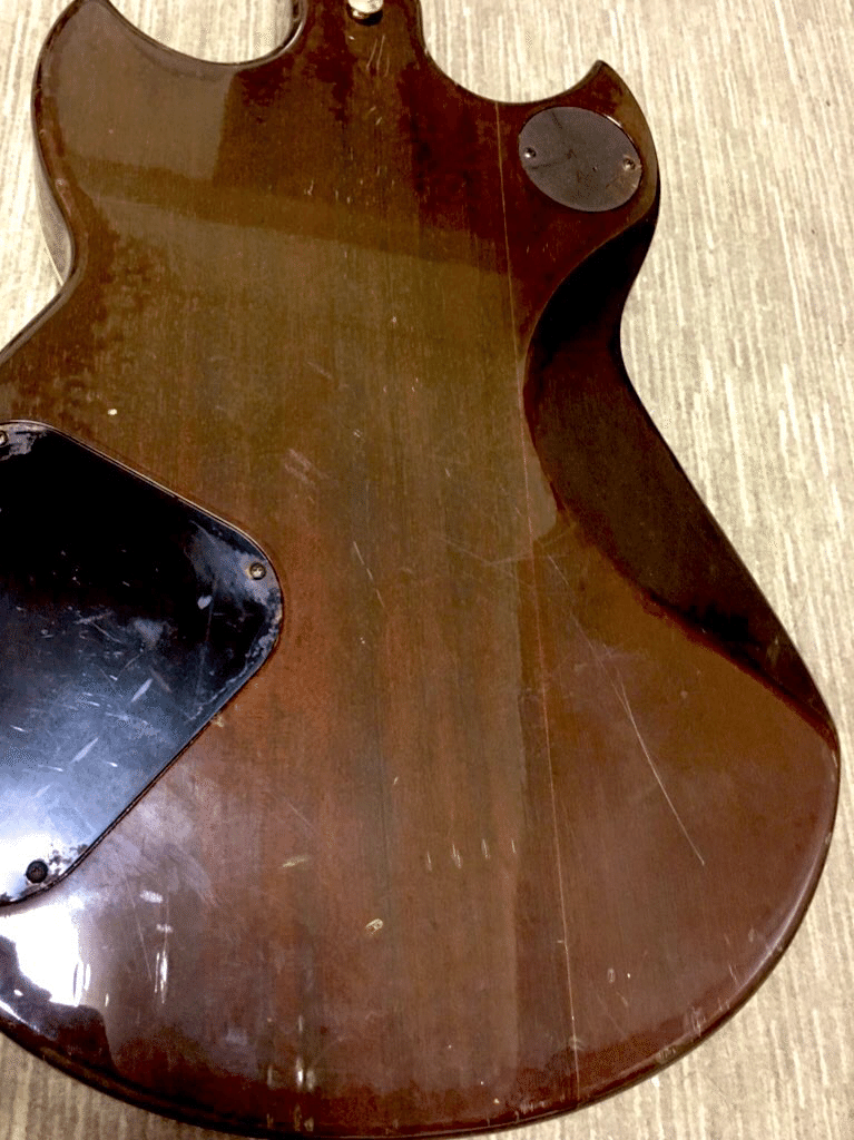 ボディの接着が剥がれたギター YAMAHA SG-1000 1981年製造 ボディの接着が剥がれたギター YAMAHA SG-1000 1981年製造
