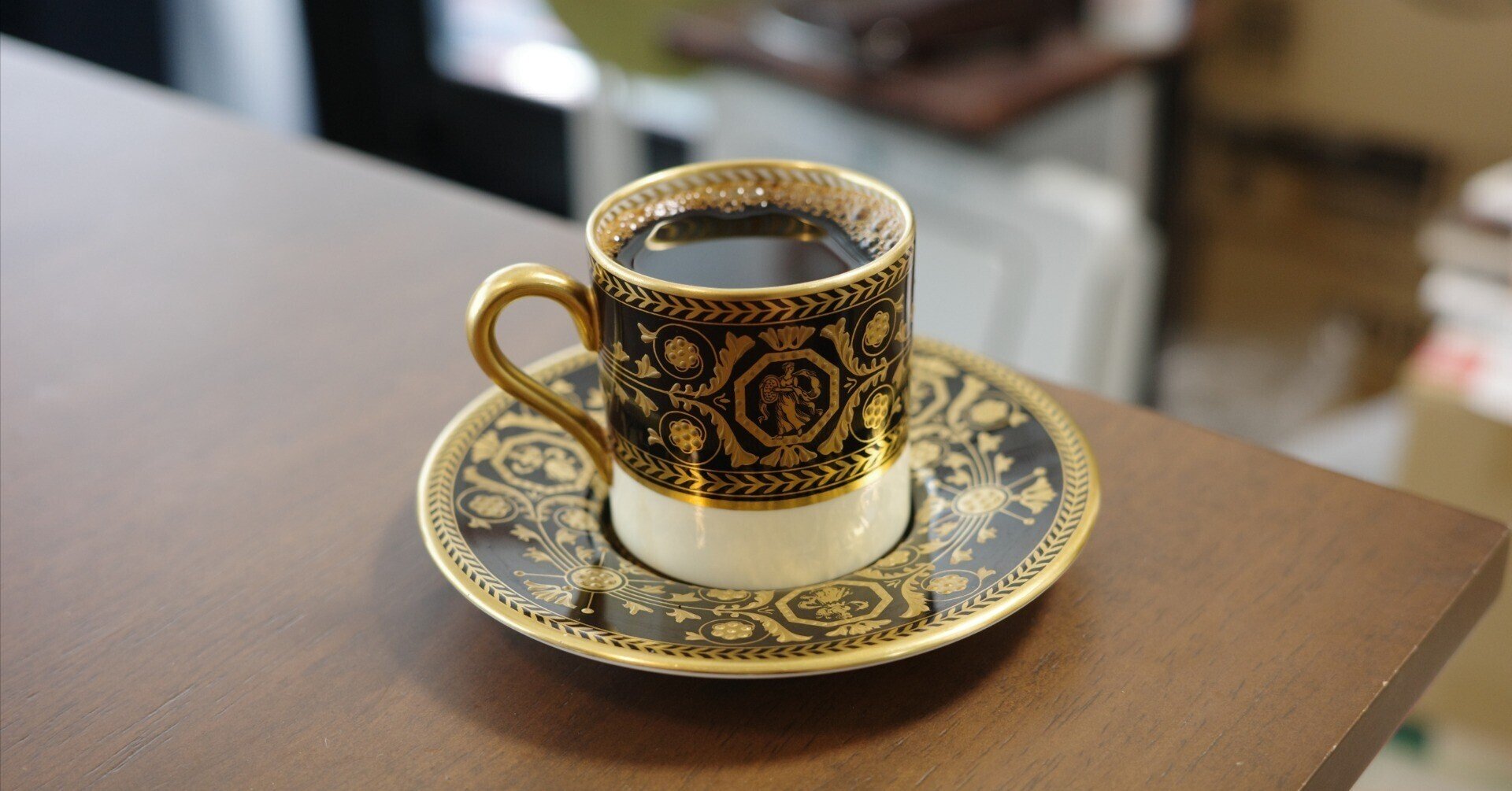 ウェッジウッドのアストバリーブラックでデミタスコーヒーを飲む ウェッジウッドのアストバリーブラックでデミタスコーヒーを飲む