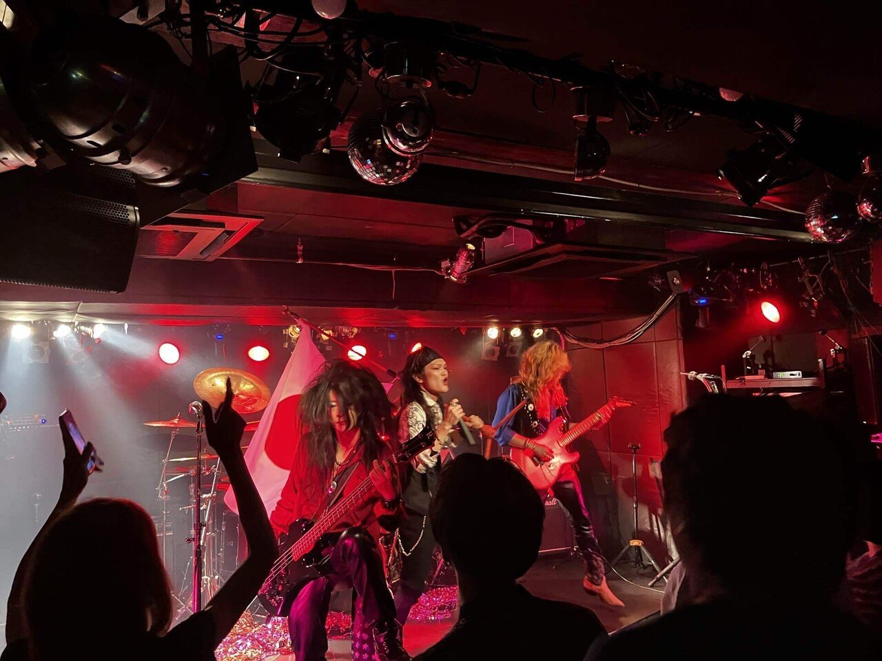 4 [ライブレポート] 80年代の香りが漂う若きロックバンド「LEATHER