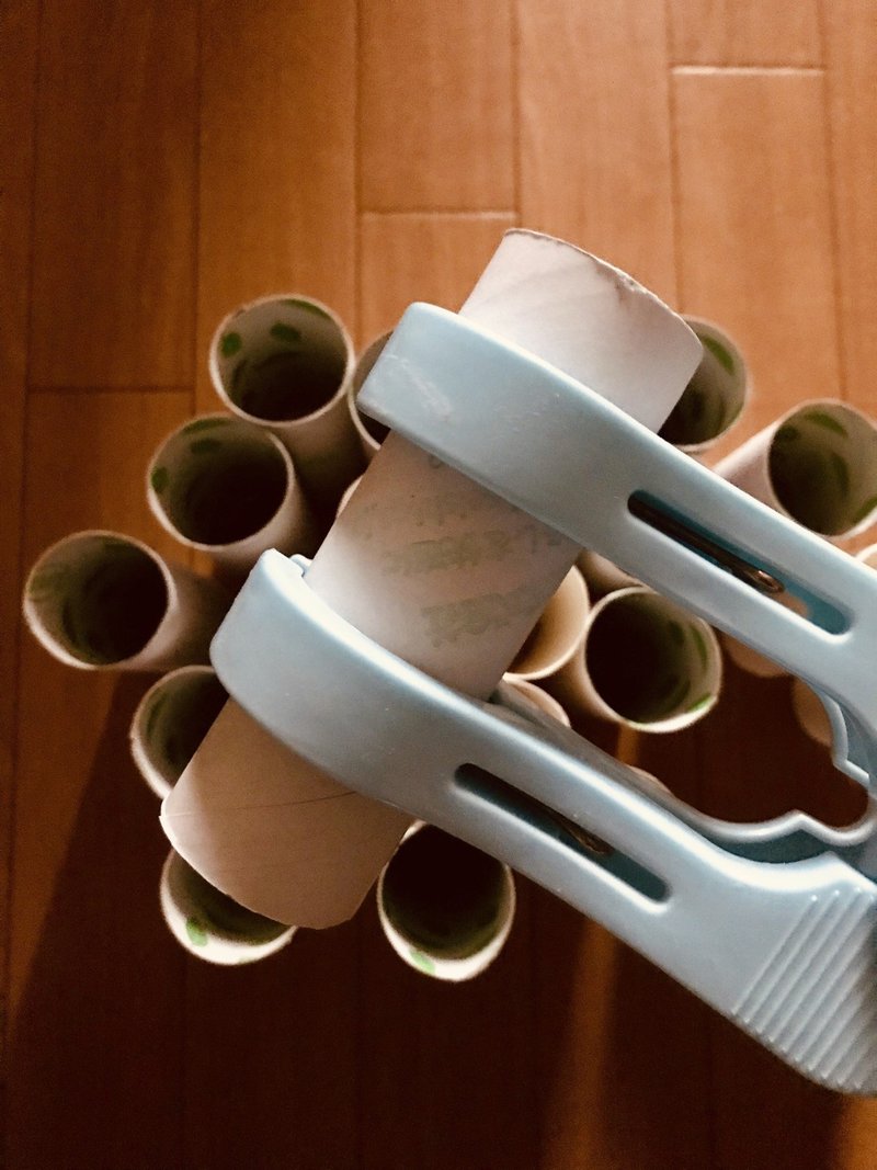 高齢者 在宅介護 握力トレーニングで大きい洗濯ばさみ を使って トイレットペーパーの芯つかみゲーム ソロレクリエーション介護士のchibiike Note 高齢者 在宅介護 握力トレーニングで大きい洗濯ばさみ を使って トイレットペーパーの芯つかみゲーム ソロレクリエーション介護士のchibiike Note