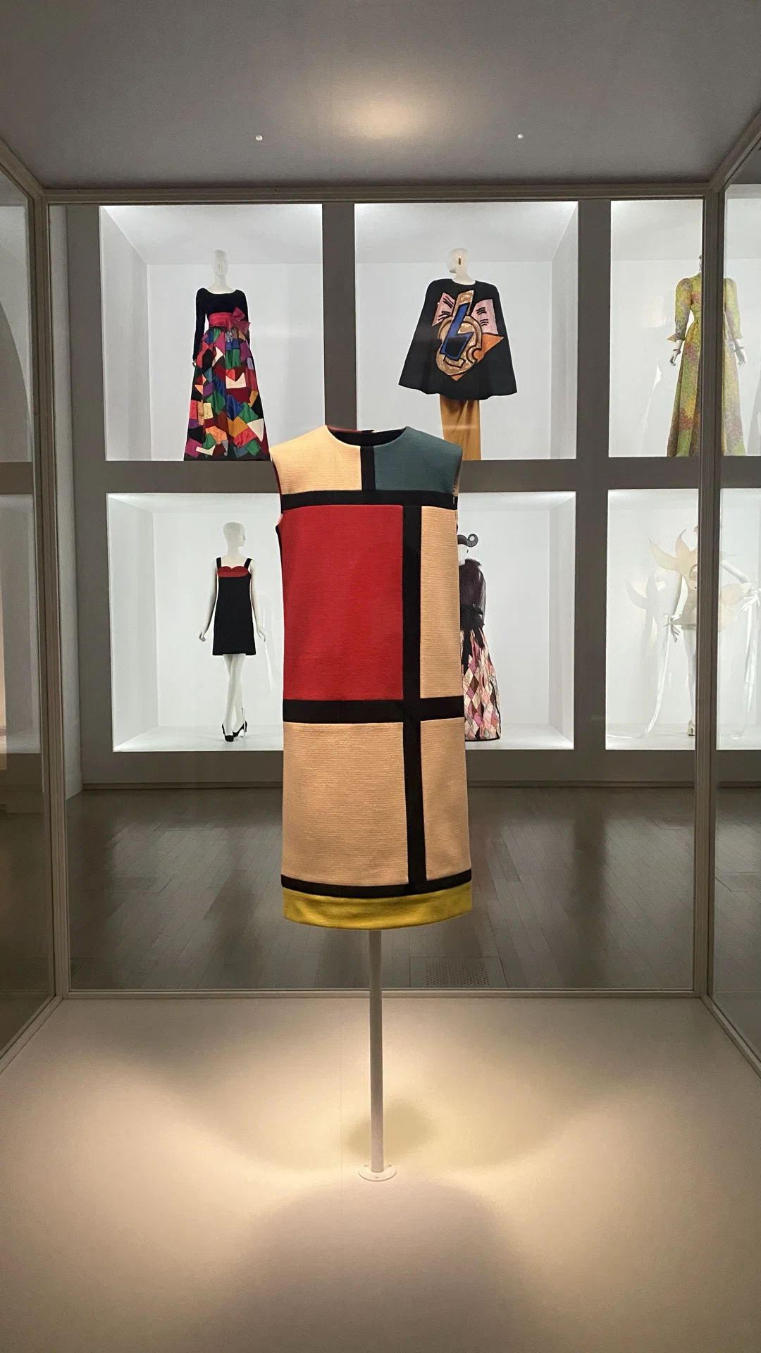 Yves Saint Laurent: Across the Style [Style is eternal, fashion