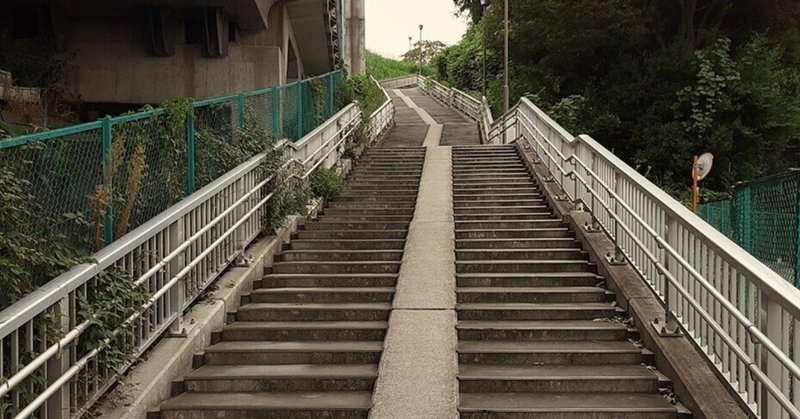 東京外環道高架につながる階段（千葉県松戸市）