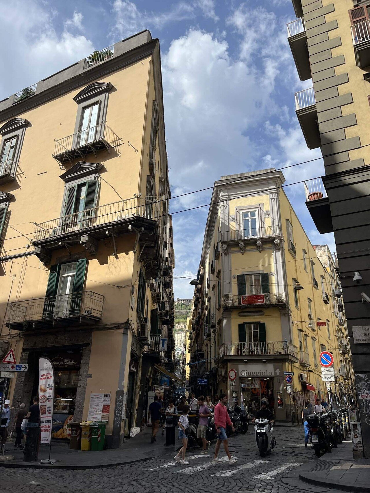 ナポリ②】マラドーナの街⚽️ナポリは青のフラッグ一色💙｜Marea