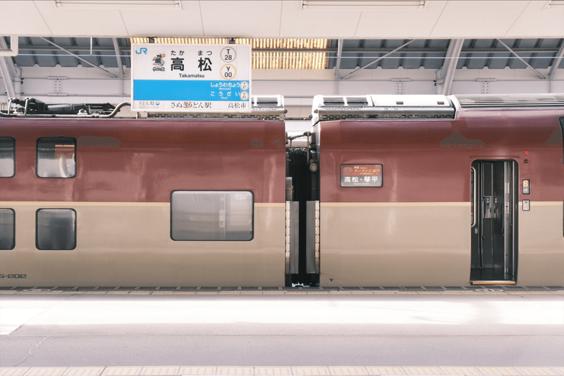 高松駅に停車するサンライズ瀬戸号