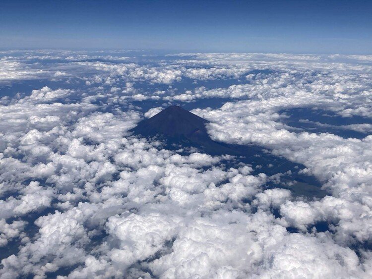 久しぶりに飛行機で窓側に座れ、また晴天にも恵まれたので富士山を撮影できました。