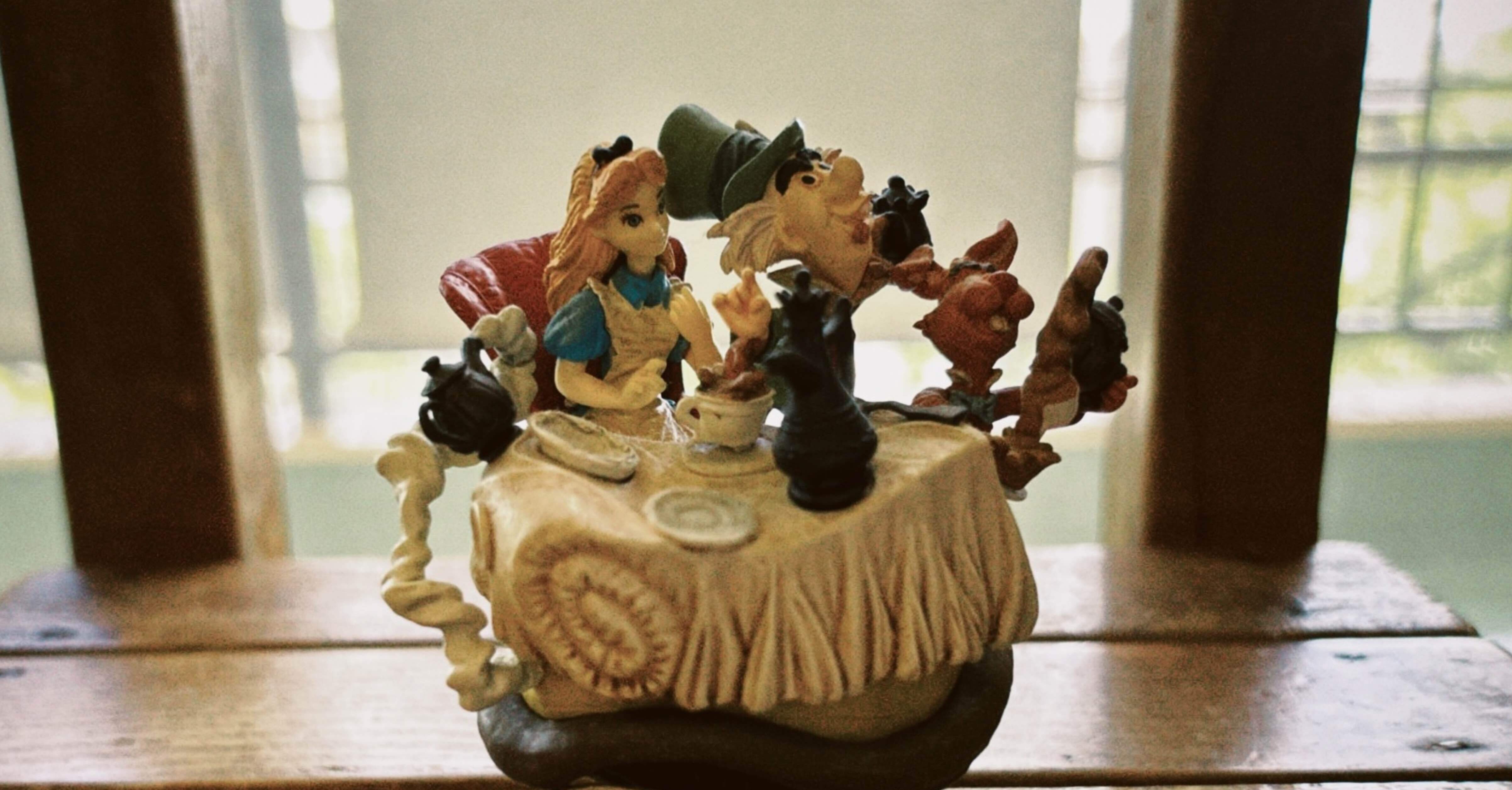 レトロな置物♡4点(アリス、クマ売り切れ) Amazon.co.jp: Be@rbrick 皿を捧げる暴力熊 クマ キー収納 鍵置き 小物