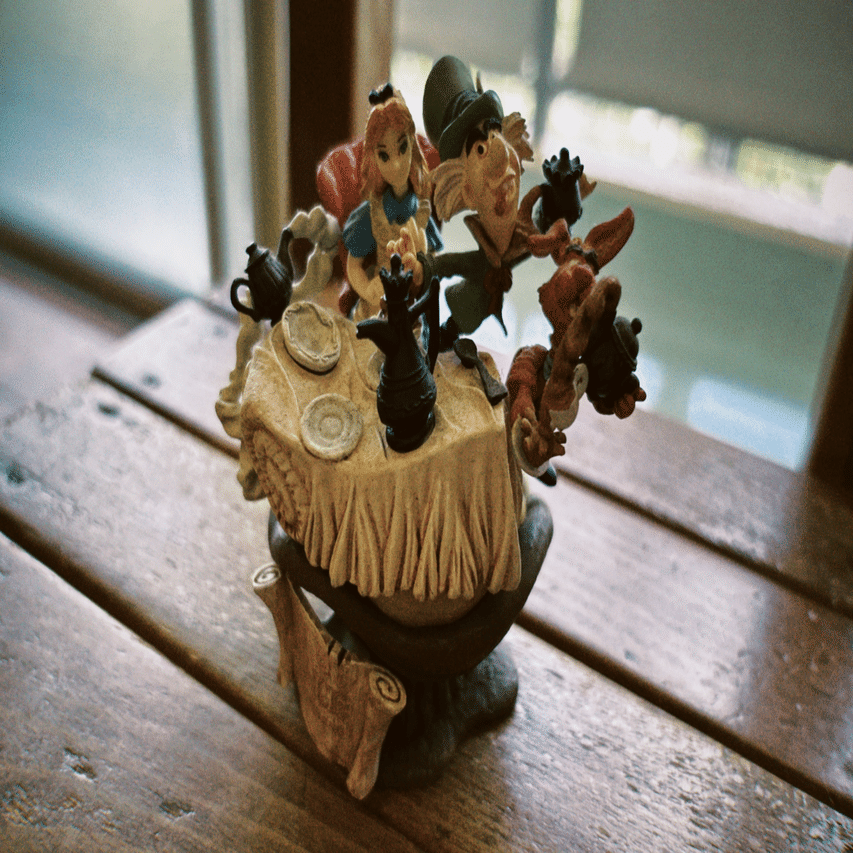 ぼくの持ち物（不思議の国のアリス イカレお茶会のフィギュア）｜udondedon