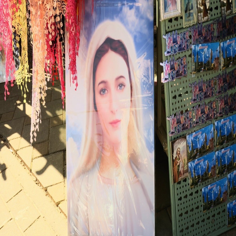 聖母マリアが毎日出現しているという村へ、必死の祈願｜Catzania