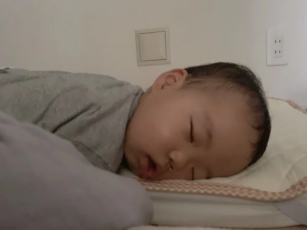 赤ちゃんが寝ている画像